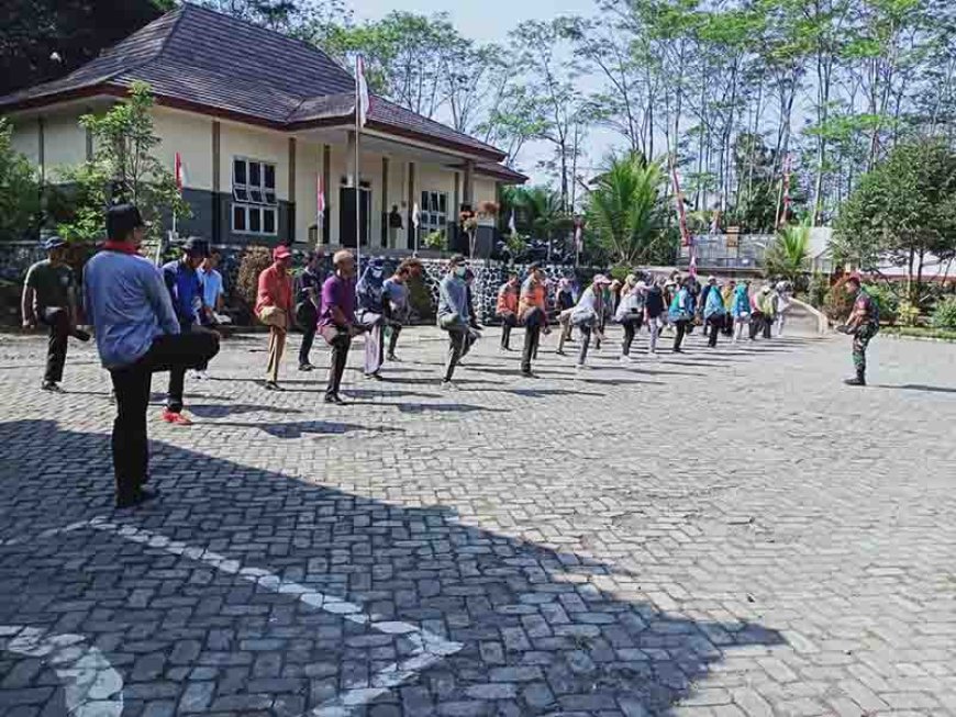 Babinsa Latihkan Defile Kepada Aparatur Kecamatan Punggelan 