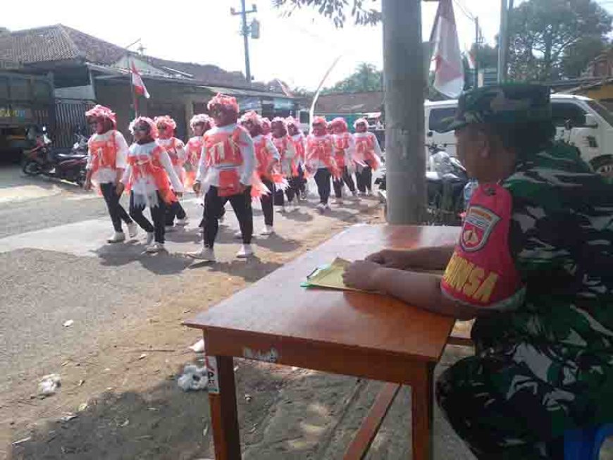 Babinsa Koramil 11/ Punggelan Menjadi Juri Lomba Jalan Gayeng 
