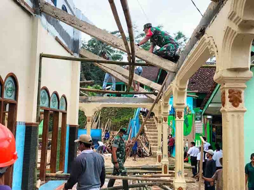 Kebersamaan Babinsa Bersama Warga Gotong Royong Perbaiki Sarana Ibadah