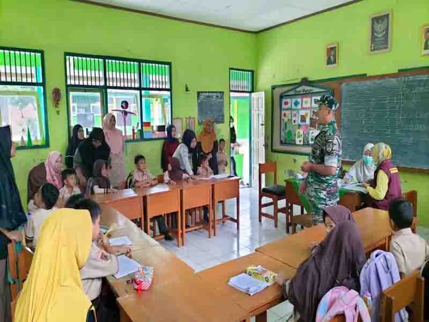 Babinsa Koramil 11/Punggelan dampingi Bulan Imunisasi Anak Sekolah 