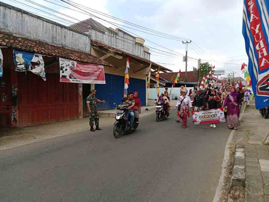 Semarakan HUT RI Ke 78 Babinsa Bersama Bhabinkamtibmas Menjadi Juri dan Pengamanan Jalan Gayeng Tingkat Desa 
