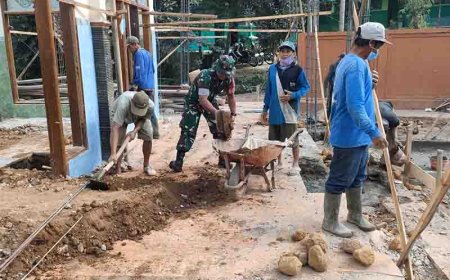 Bekerja dengan Ikhlas Babinsa Koramil 11/Punggelan melaksanakan Karya Bakti Pembangunan Masjid