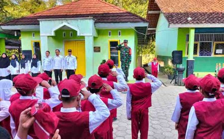 Anggota Koramil 11/Punggelan menjadi Pembina Upacara  di MIN 4 Banjarnegara 