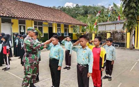 Tingkatkan ketangkasan Murid MI Babinsa bekali latihan PBB dan tali temali 