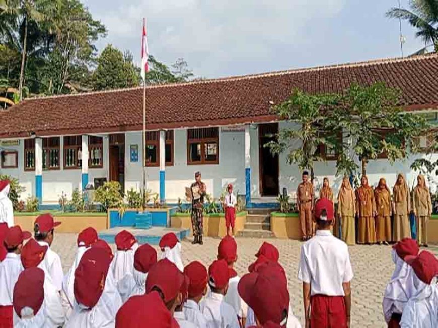Babinsa Menjadi Pembina Upacara Untuk Berikan Motivasi Kepada Siswa Siswi Sekolah Dasar 