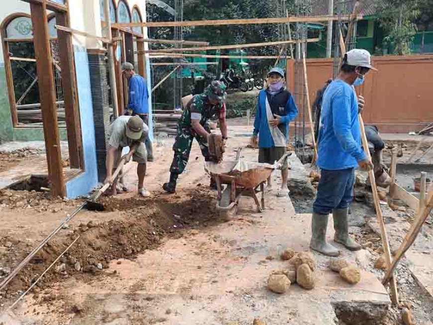 Bekerja dengan Ikhlas Babinsa Koramil 11/Punggelan melaksanakan Karya Bakti Pembangunan Masjid