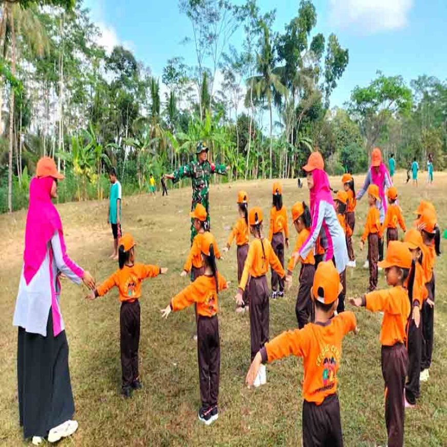 Tanamkan Disiplin Sejak Dini Babinsa latih PBB dan Permainan 