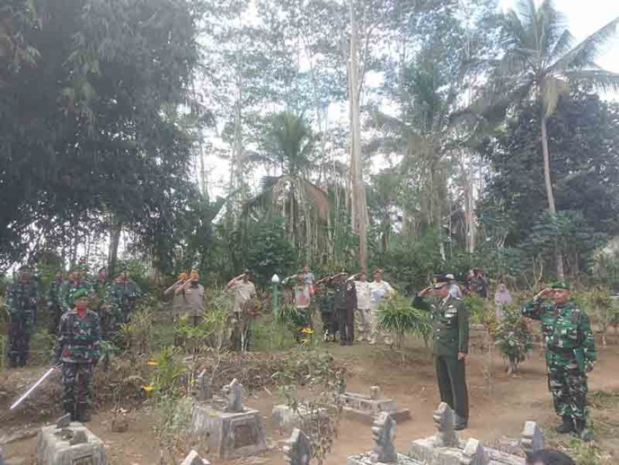 Wujud Empati dan Bentuk Penghormatan Kepada Pejuang,Danramil  11/Punggelan beserta Anggota Hadiri Pemakaman Anggota Veteran RI