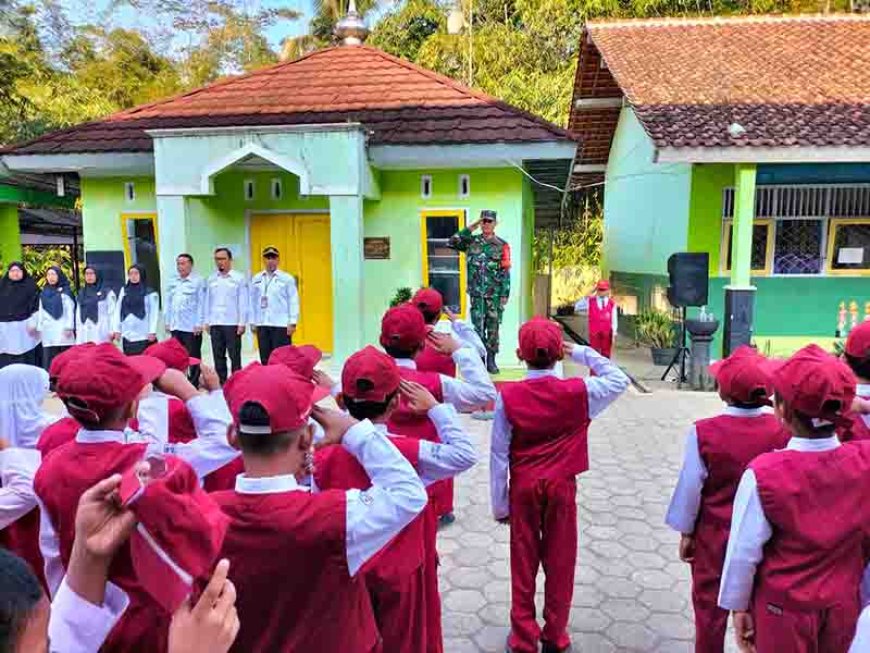 Anggota Koramil 11/Punggelan menjadi Pembina Upacara  di MIN 4 Banjarnegara 