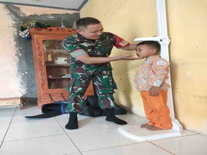 Babinsa Aktif Melaksanakan Pendampingan Posyandu Sebagai Upaya Penanganan Stunting 