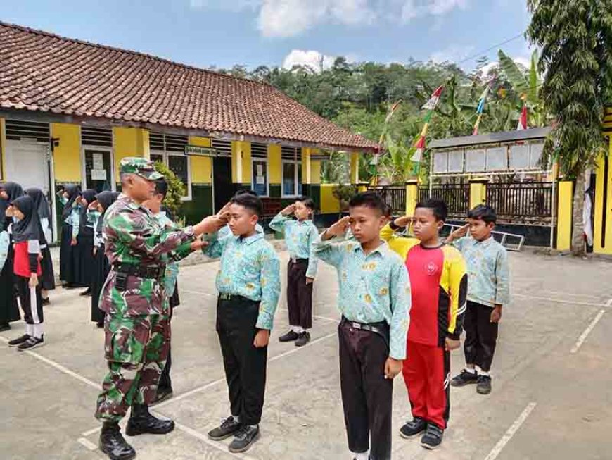 Tingkatkan ketangkasan Murid MI Babinsa bekali latihan PBB dan tali temali 