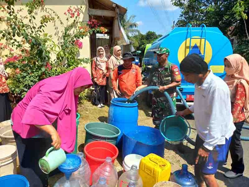 BABINSA IKUT SERTA PENYALURAN AIR BERSIH DIWILAYAH BINAAN