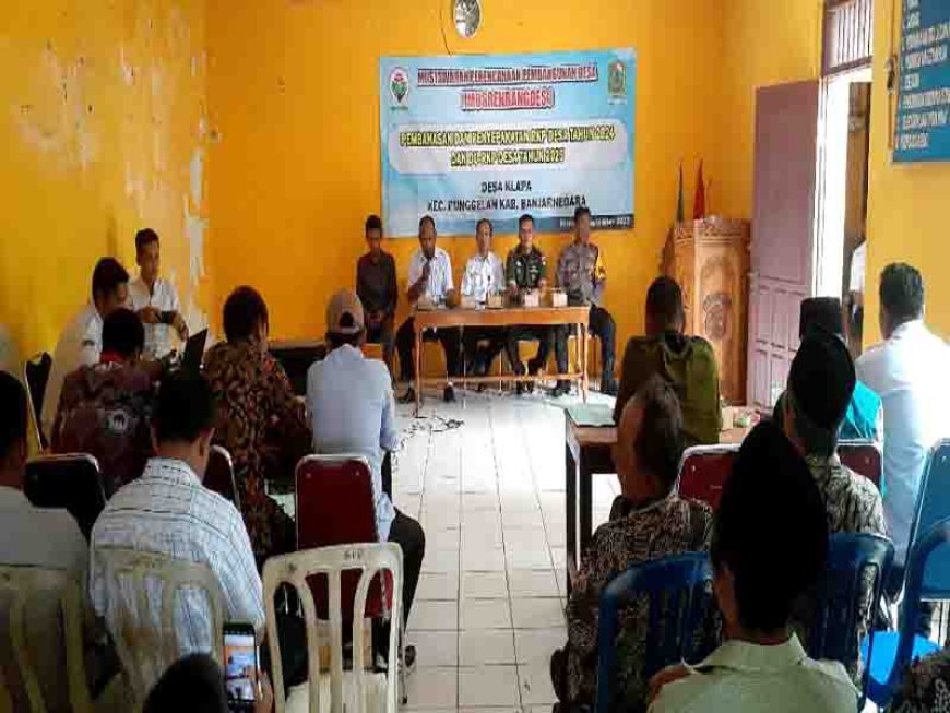 Danramil 11/Punggelan Bersama Forkopincam Hadiri Musrenbangdes Desa Klapa