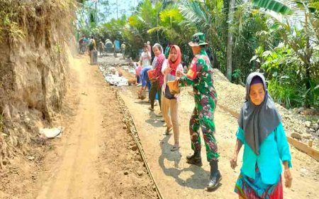 Babinsa Koramil 11/Punggelan Karya Bakti  Rabat Beton di Desa Binaan 