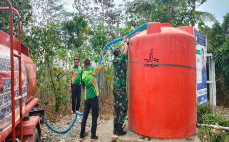 Babinsa Koramil 11/Punggelan Bantu Pendistribusian Air Bersih Kepada Warga Binaan 