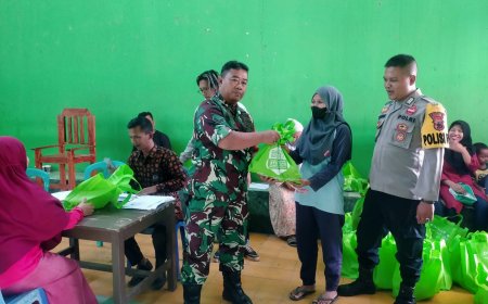 Cegah Stunting Babinsa Dampingi Penyaluran Bantuan Pangan