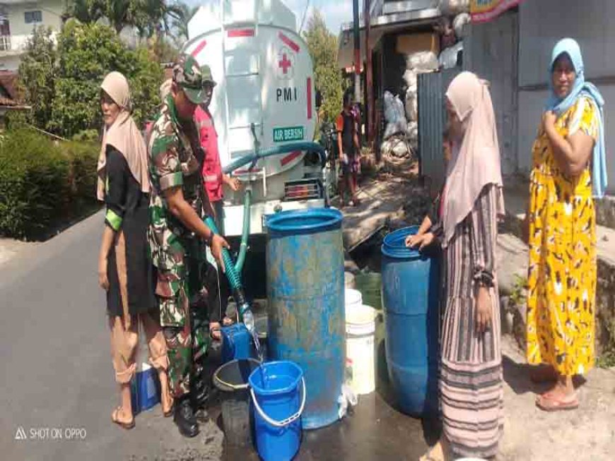 Babinsa Koramil 11/Punggelan Bersama BPBD dan PMI Salurkan Dua Tangki Air Bersih 