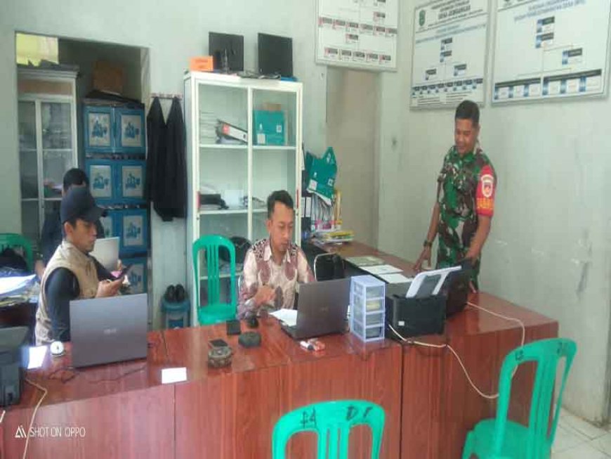 Babinsa Koramil 11/Punggelan Jalin Komsos Dengan Perangkat Desa