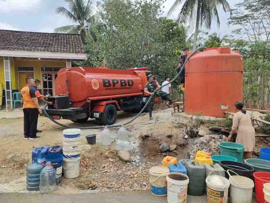 BABINSA IKUT SERTA PENYALURAN AIR BERSIH DIWILAYAH BINAAN
