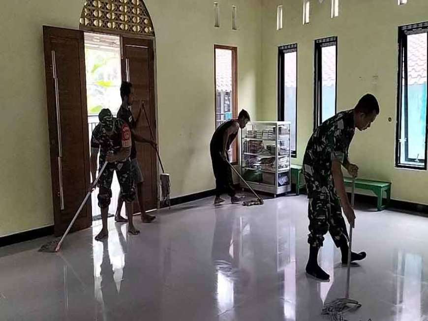 Gotong Royong Bersih-Bersih Masjid di Kampung Pancasila Koramil 11/Punggelan