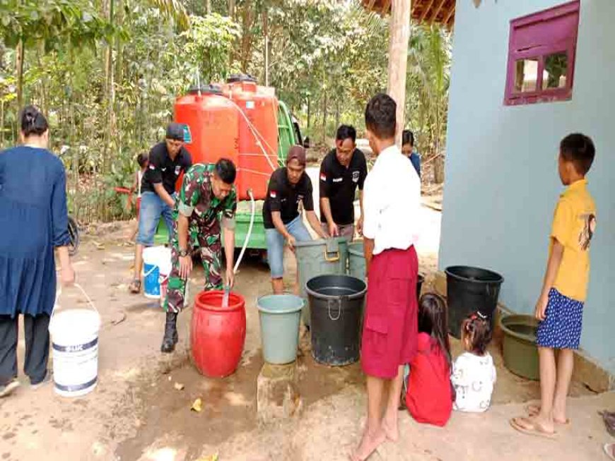 Danramil Turun Langsung Bantu Pendistribusian Air Bersih Untuk Warga