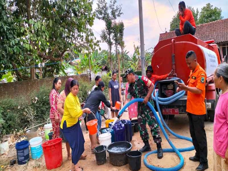 Peduli Warga Binaan, Babinsa Tribuana Bantu Distribusi Air Bersih Bantuan BPBD Banjarnegara 
