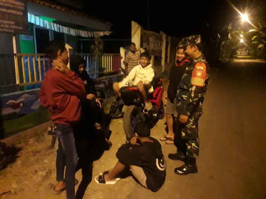 Ciptakan Rasa Aman, Babinsa melaksanakan Patroli Malam