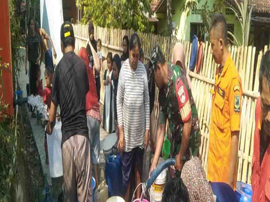 Babinsa Koramil 11/Punggelan Bantu Droping Air Bersih Untuk Warga Binaan