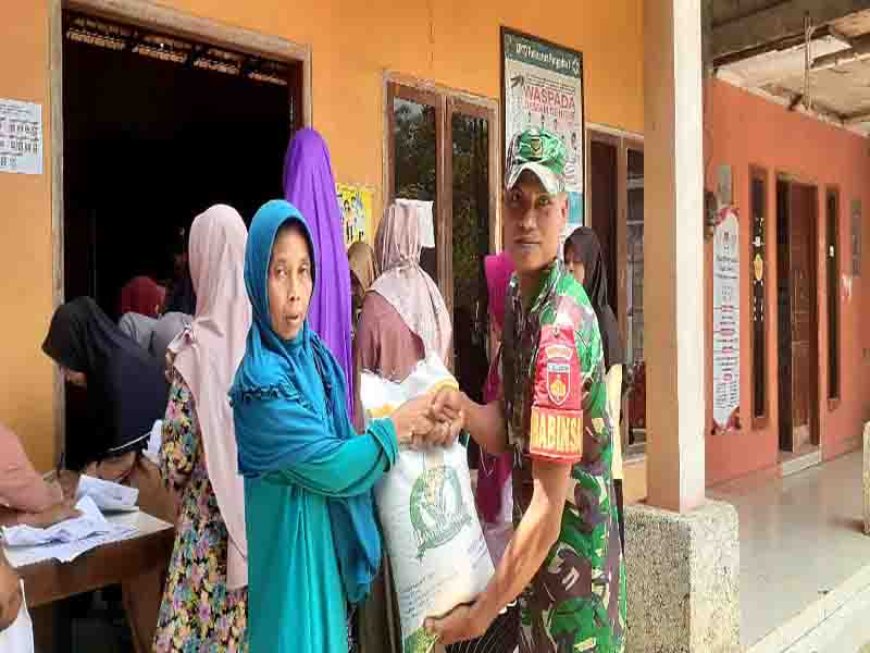 BABINSA DAMPINGI PEMBAGIAN BANTUAN BERAS DI DESA BINAÀN