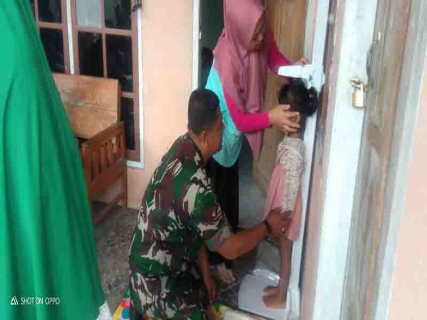 Wujudkan Balita Sehat, Babinsa Koramil 11/Punggelan Aktif Dampingi Petugas Posyandu