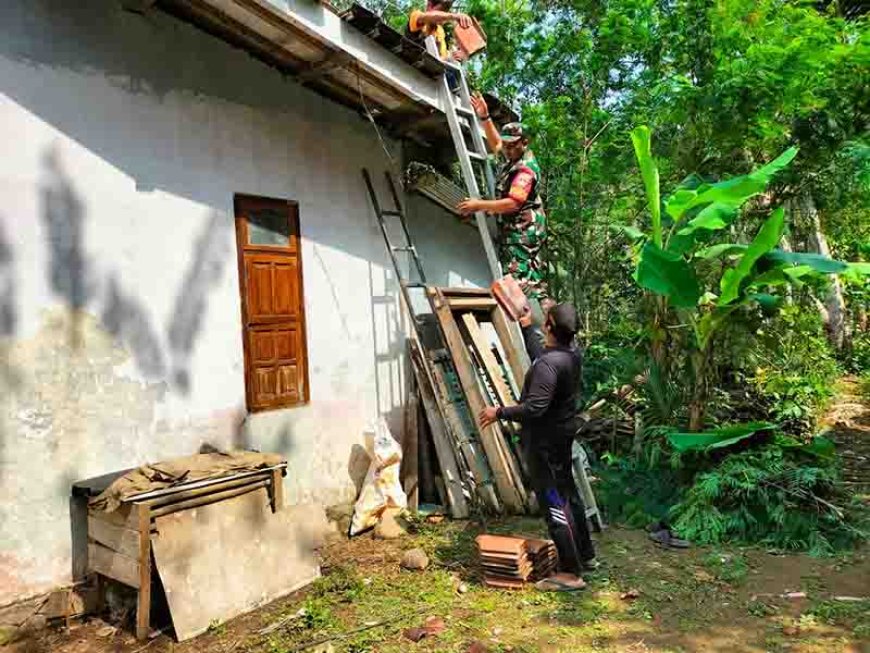 Babinsa sigap gotong royong bersama warga