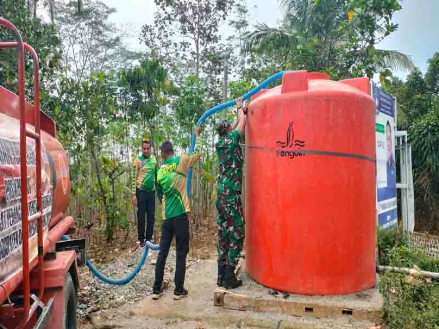 Babinsa Koramil 11/Punggelan Bantu Pendistribusian Air Bersih Kepada Warga Binaan 