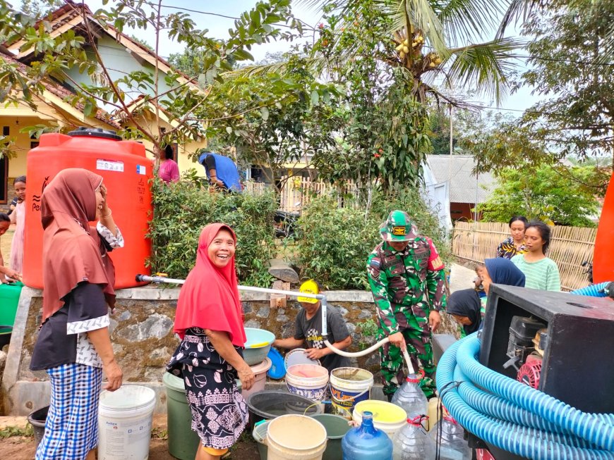 Peduli warga, Babinsa Bantu Droping Air Bersih 