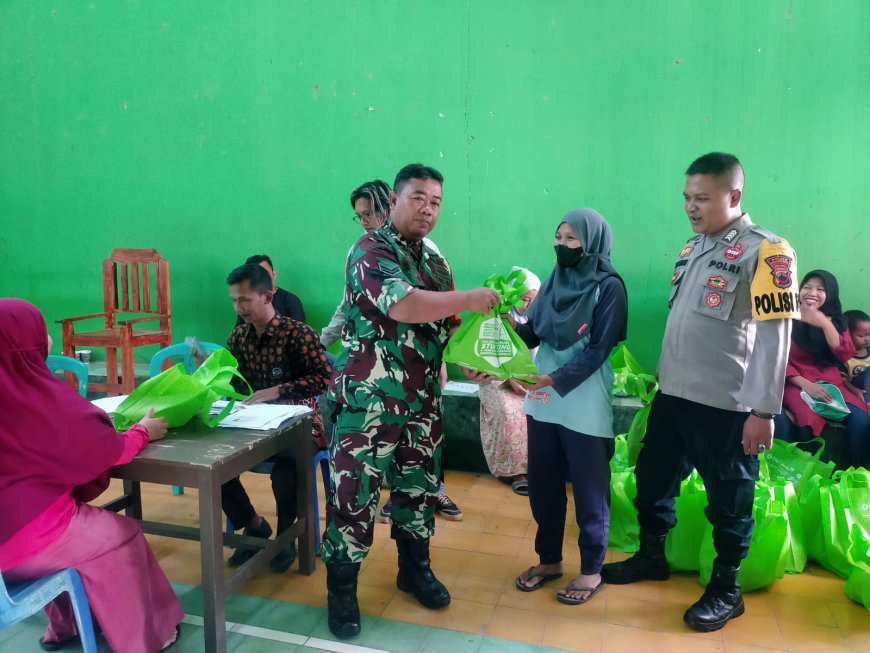 Cegah Stunting Babinsa Dampingi Penyaluran Bantuan Pangan