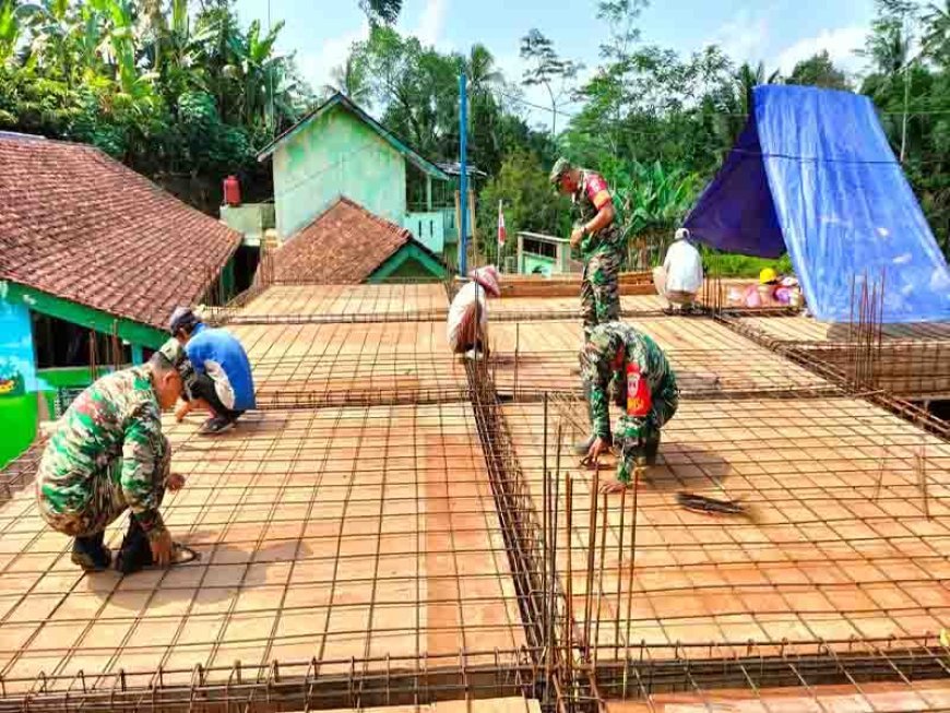 Anggota Koramil 11/Punggelan melaksanakan Karya Bakti Pembangunan Masjid 
