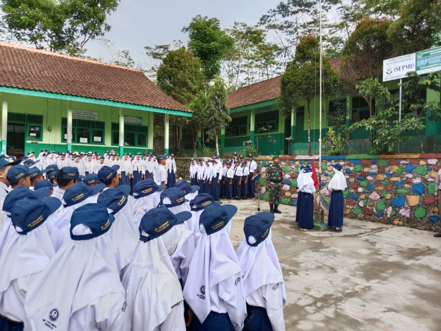 Babinsa Menjadi Pembina Upacara di SMP CokroAminoto Punggelan 