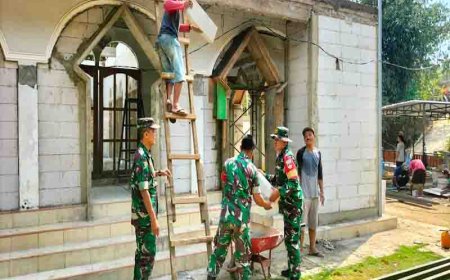 Merehab Sarana Ibadah Babinsa laksanakan gotong royong Bersama Warga Binaanya 