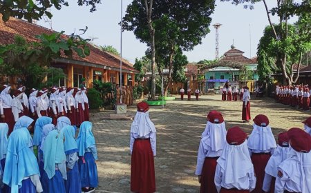Babinsa Motivasi Siswa Melalui Kegiatan Upacara Bendera 