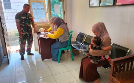 Bersama Bidan Desa Babinsa aktif melaksanakan kegiatan Imunisasi Kesehatan