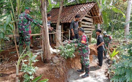 Tingkatkan semangat gotong royong, Babinsa Bantu Warga Bangun Penampungan Sarana Air Bersih