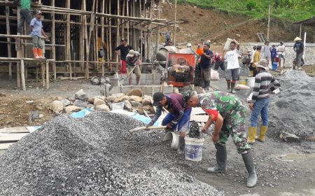 DENGAN SEMANGAT GOTONG ROYONG BABINSA KORAMIL 11/PUNGGELAN BERSAMA WARGA MELAKSANAKAN KERJA BAKTI