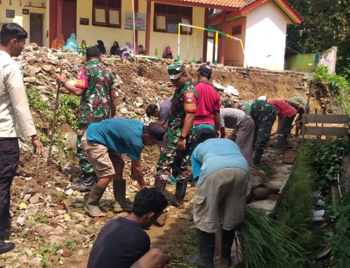 Wujud Nyata Kemanunggalan TNI Babinsa Laksanakan gotong royong 