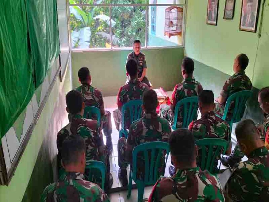 Danramil 11/Punggelan Berikan Jam Komandan Kepada Anggotanya