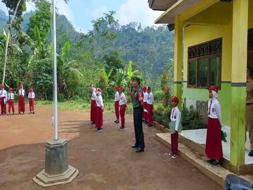 Menjadi Pembina Upacara Babinsa Motivasi Siswa Siswi SD 2 Mlaya 