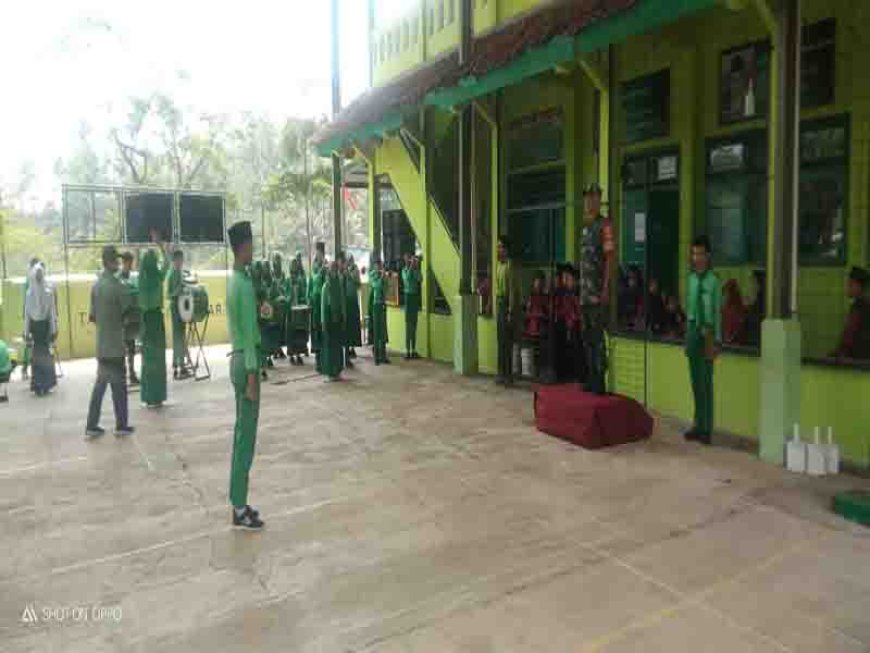 Babinsa Latih Tata Upacara Bendera di Sekolah