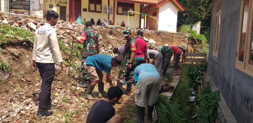 Wujud Nyata Kemanunggalan TNI Babinsa Laksanakan gotong royong 