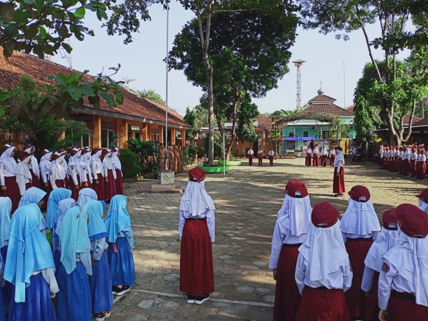 Babinsa Motivasi Siswa Melalui Kegiatan Upacara Bendera 