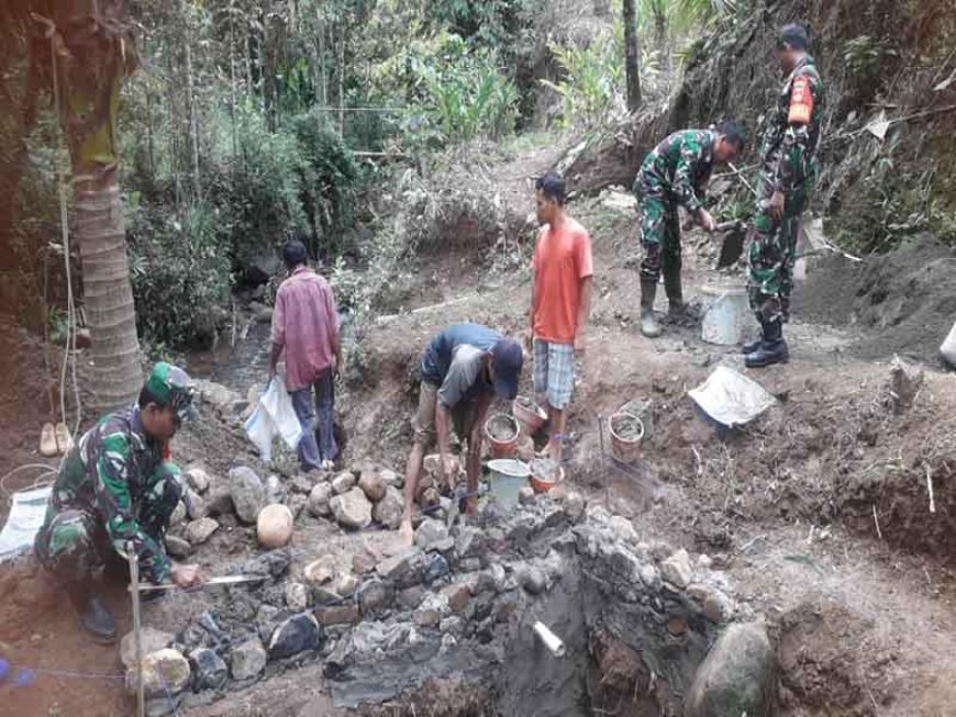 Bersama warga Babinsa gotongroyong membuat Sarana Air Bersih 