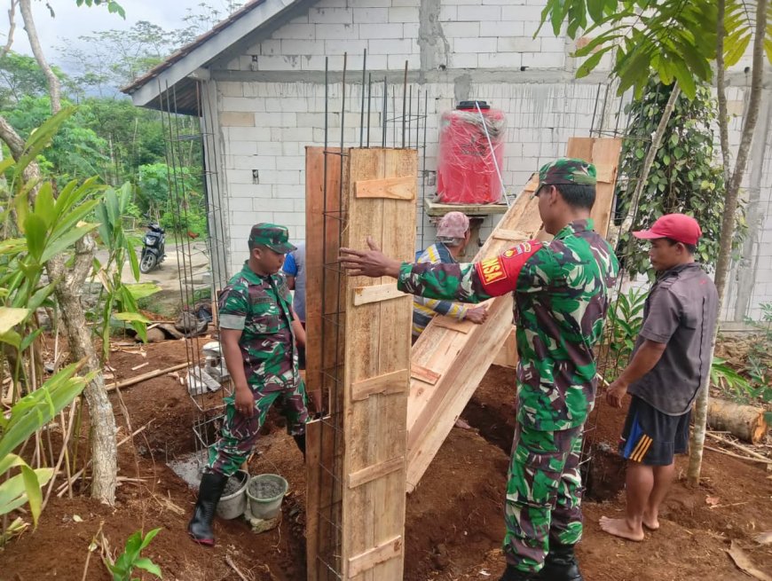 Babinsa Koramil 11/Punggelan Bantu Pembuatan Penampungan Sarana Air Bersih