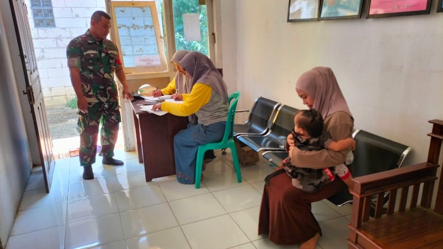 Bersama Bidan Desa Babinsa aktif melaksanakan kegiatan Imunisasi Kesehatan